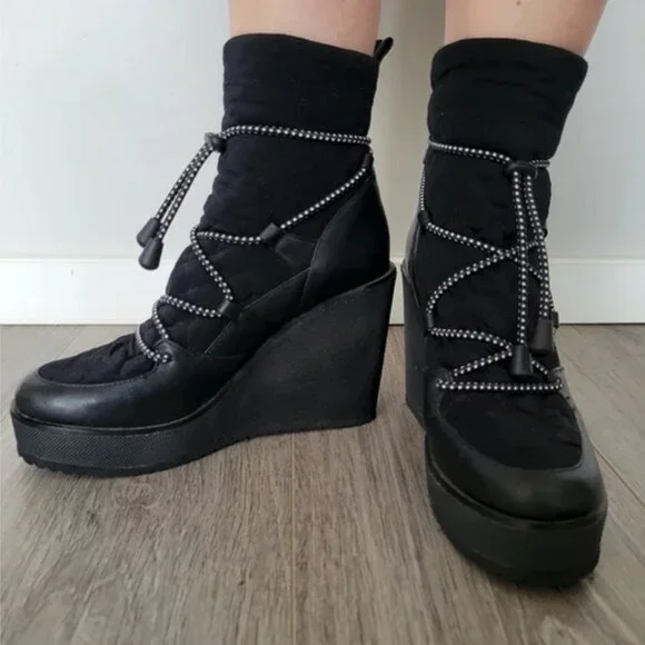 Stylish Black Wedge Boots - Picture 3 of 4